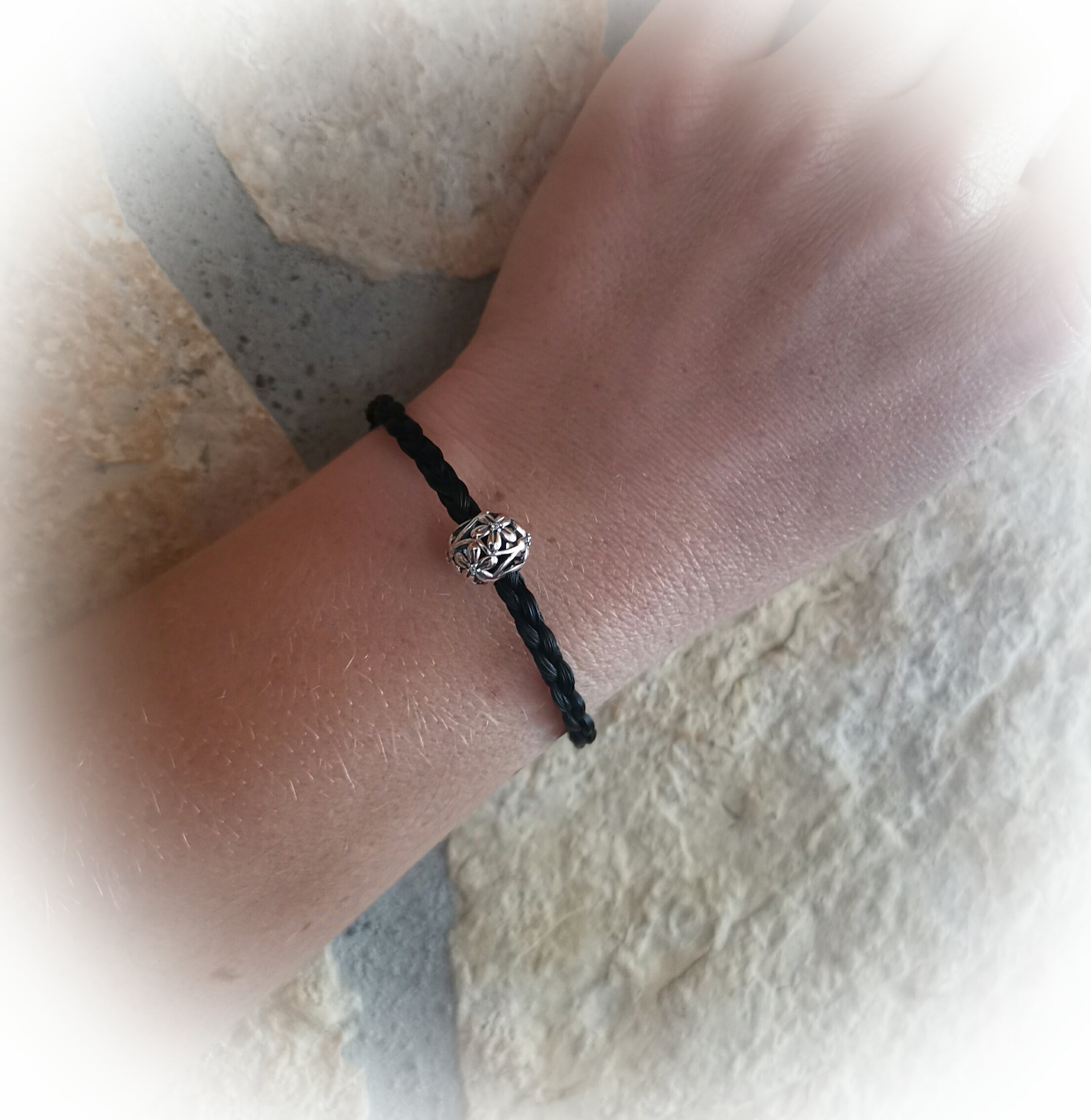 Armband aus Pferdehaar mit Perle