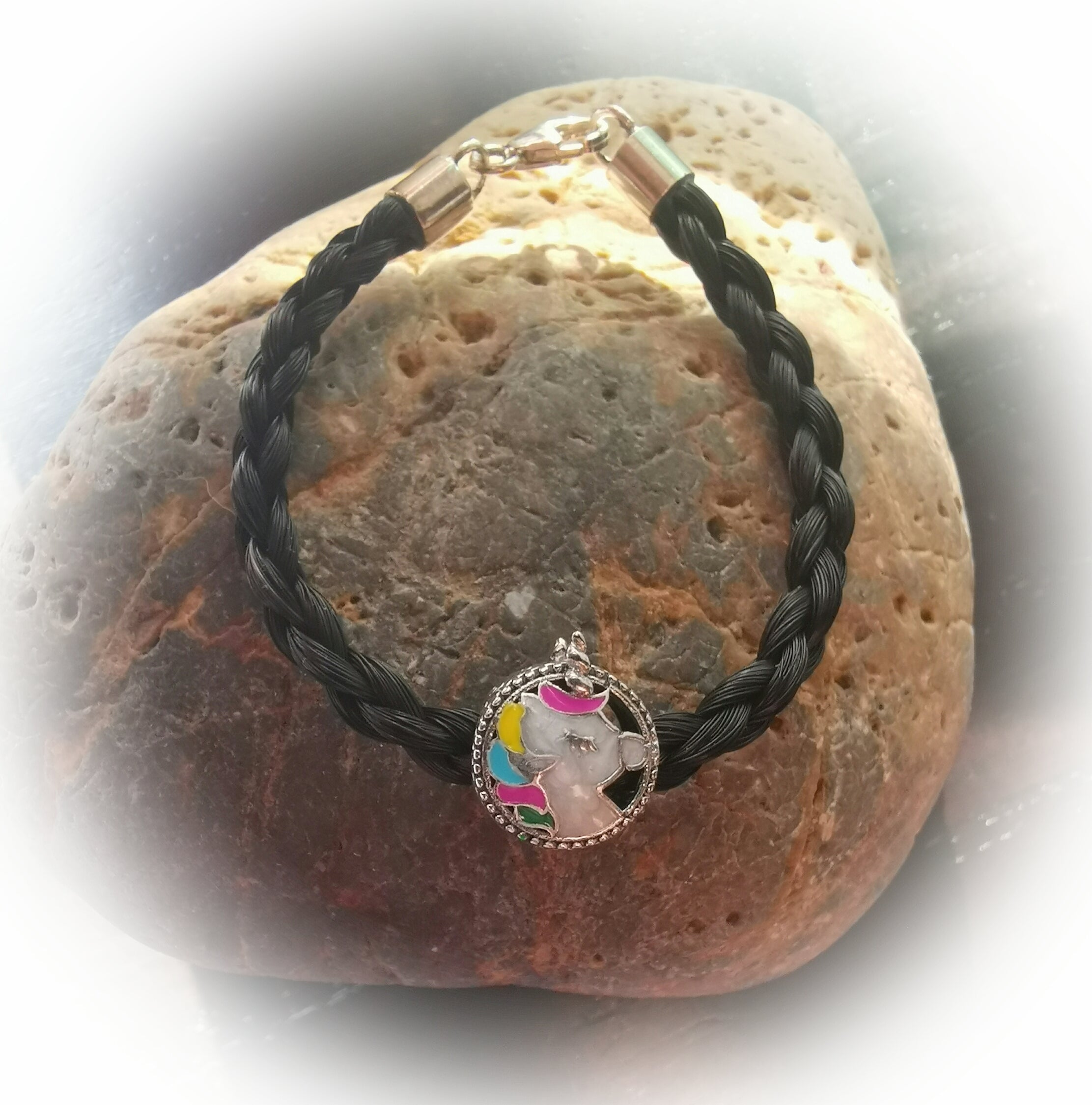 Armband aus Pferdehaar mit Perle