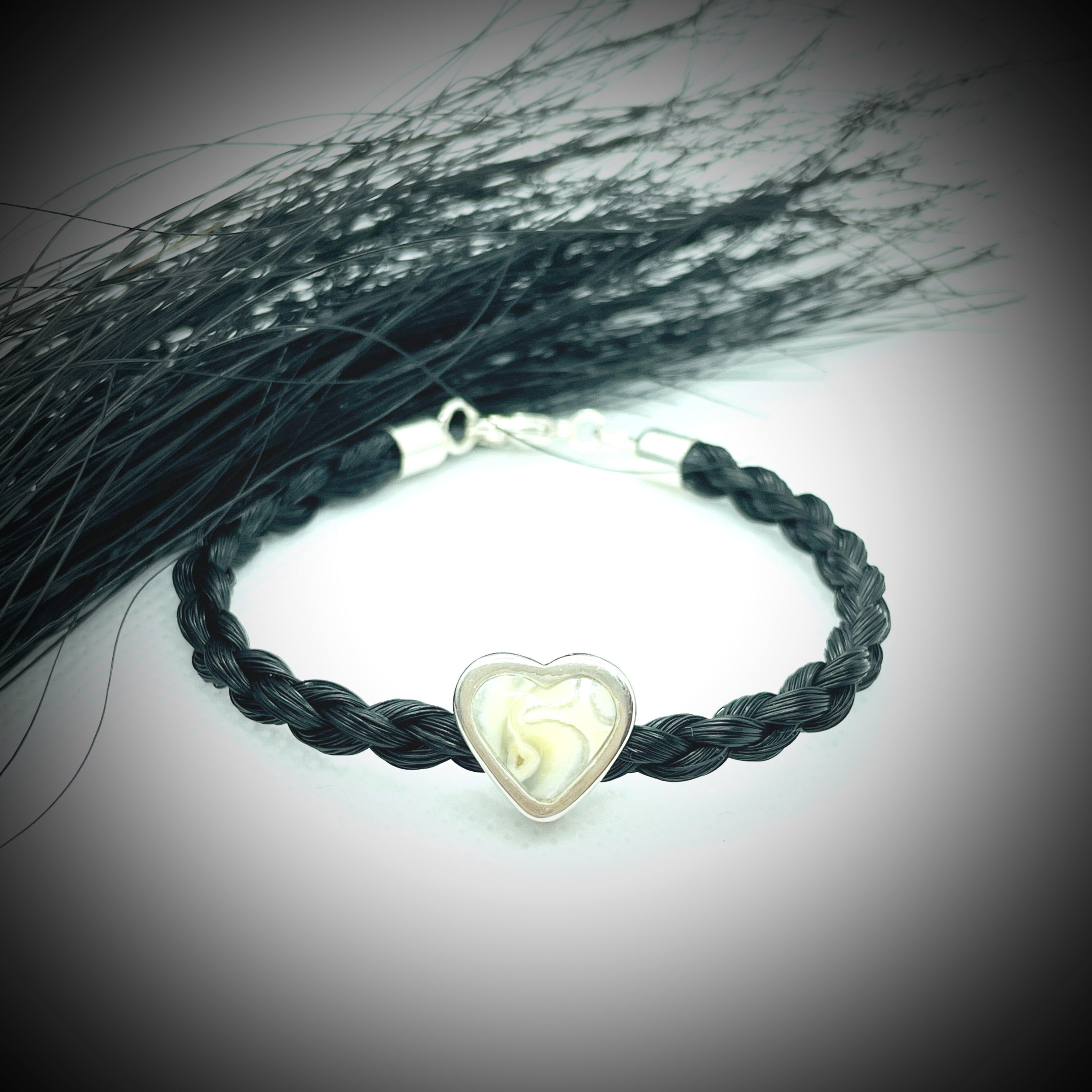 Armband aus Pferdehaar mit Pferdezahn