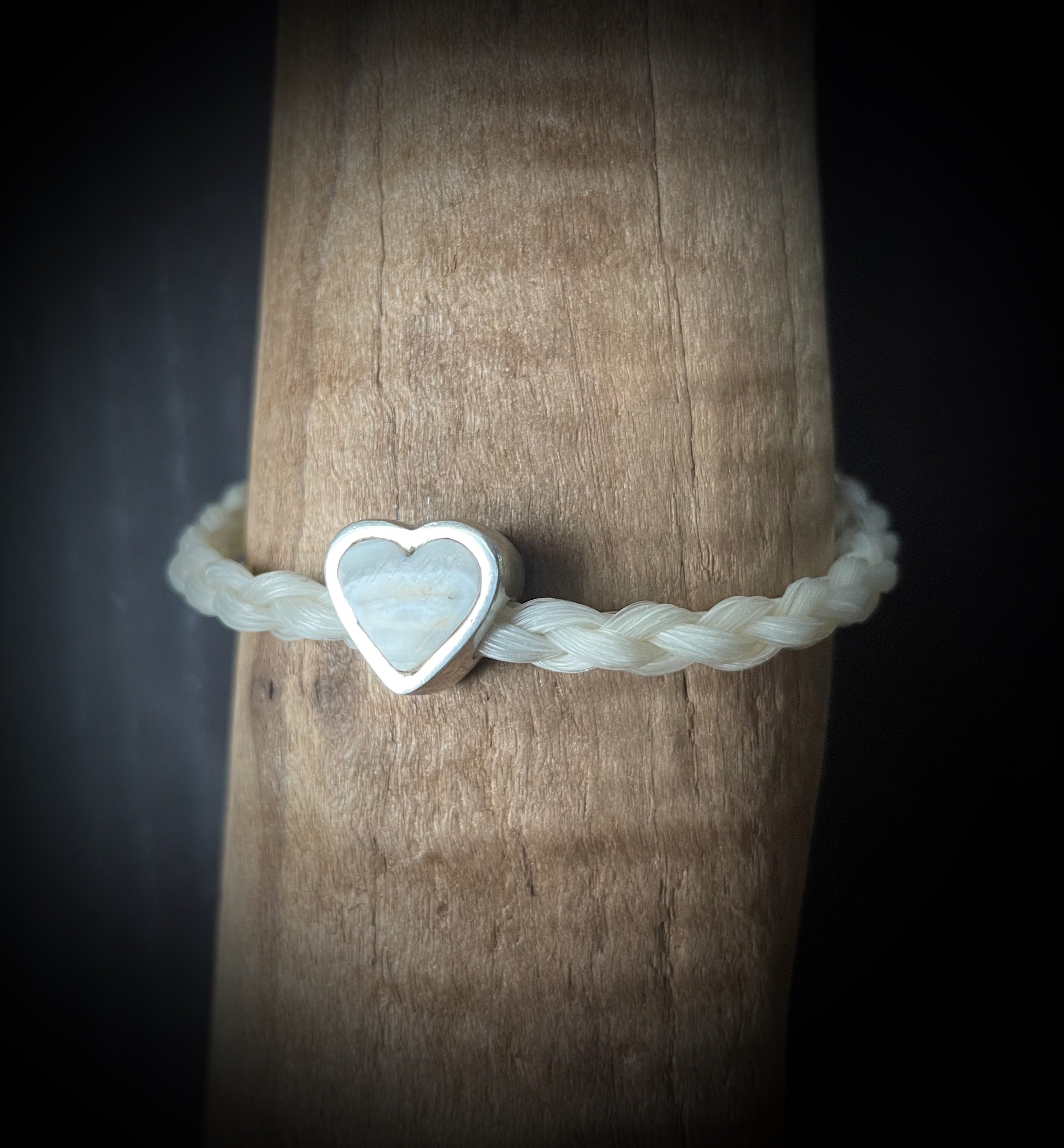 Armband aus Pferdehaar mit Pferdezahn