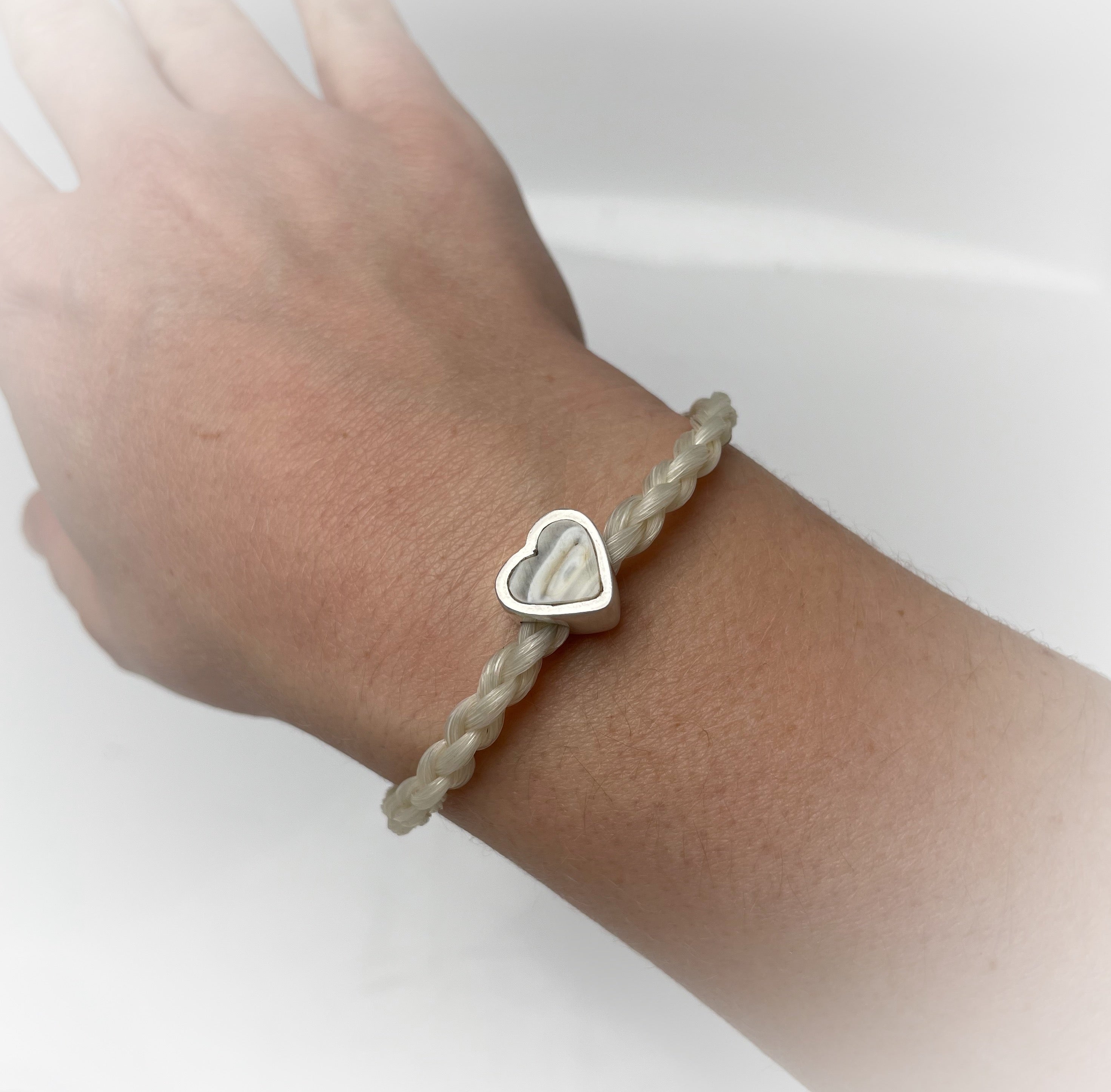 Armband aus Pferdehaar mit Pferdezahn