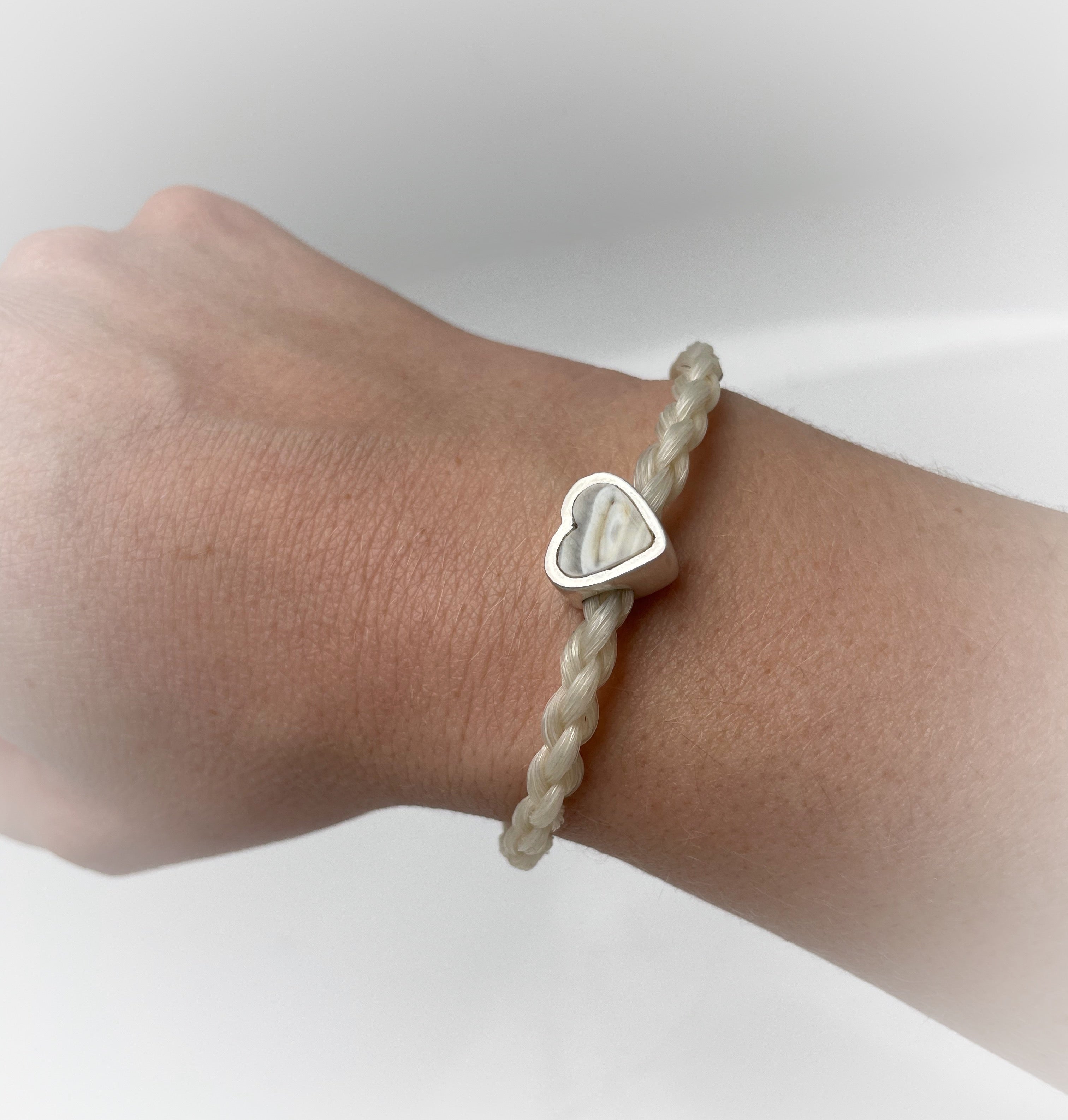 Armband aus Pferdehaar mit Pferdezahn
