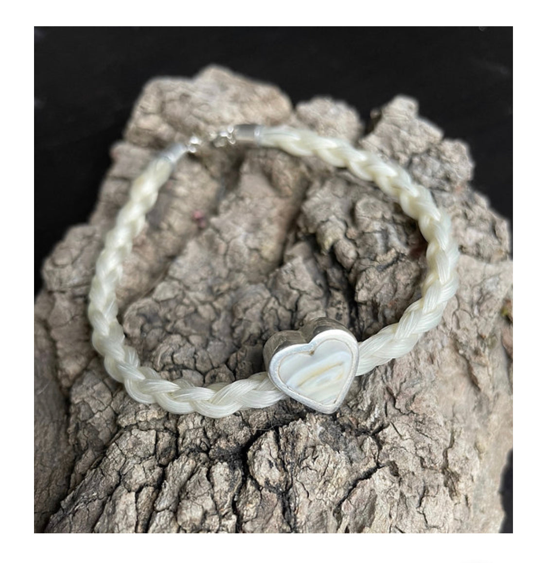 Armband aus Pferdehaar mit Pferdezahn