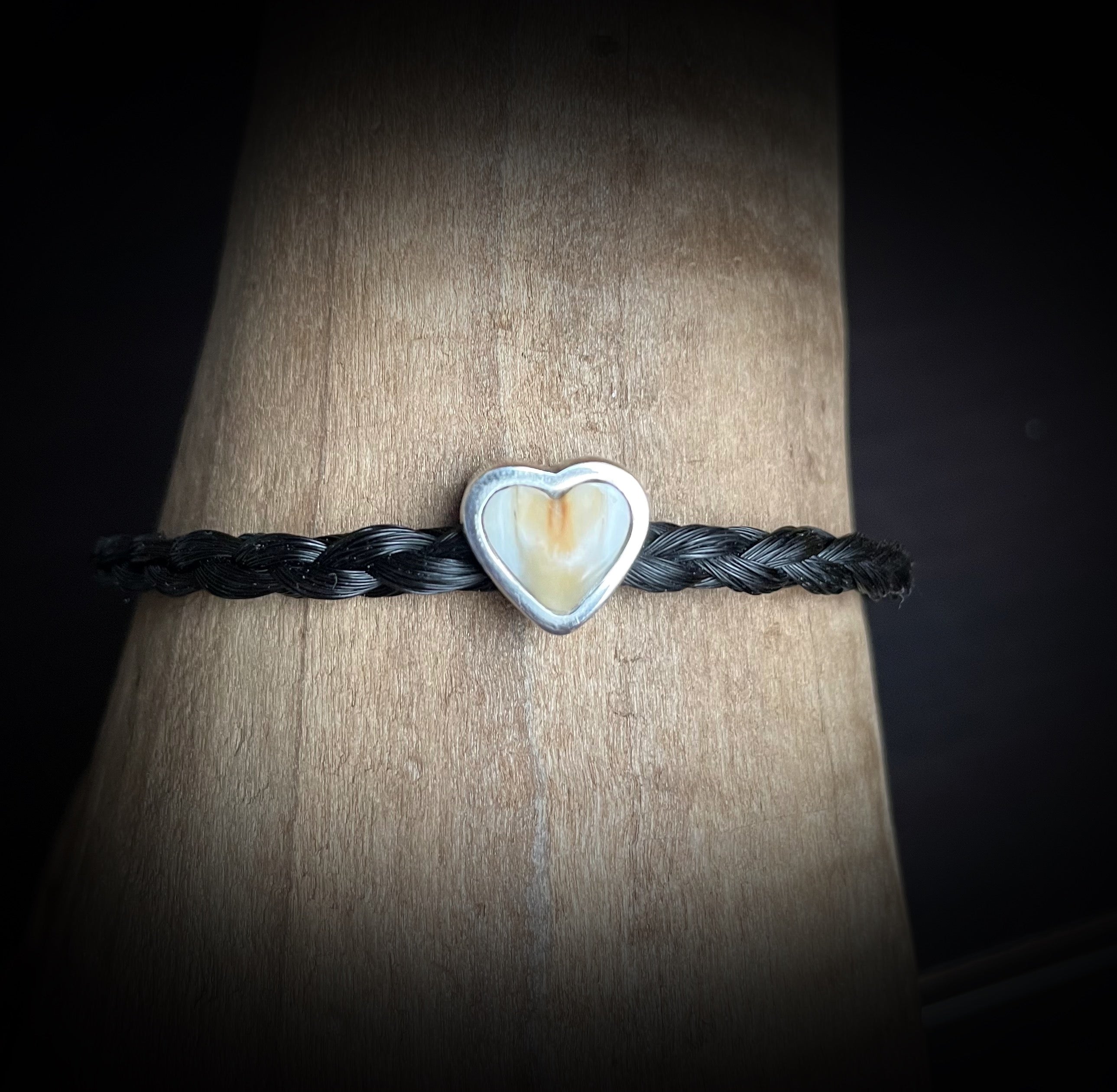 Armband aus Pferdehaar mit Pferdezahn