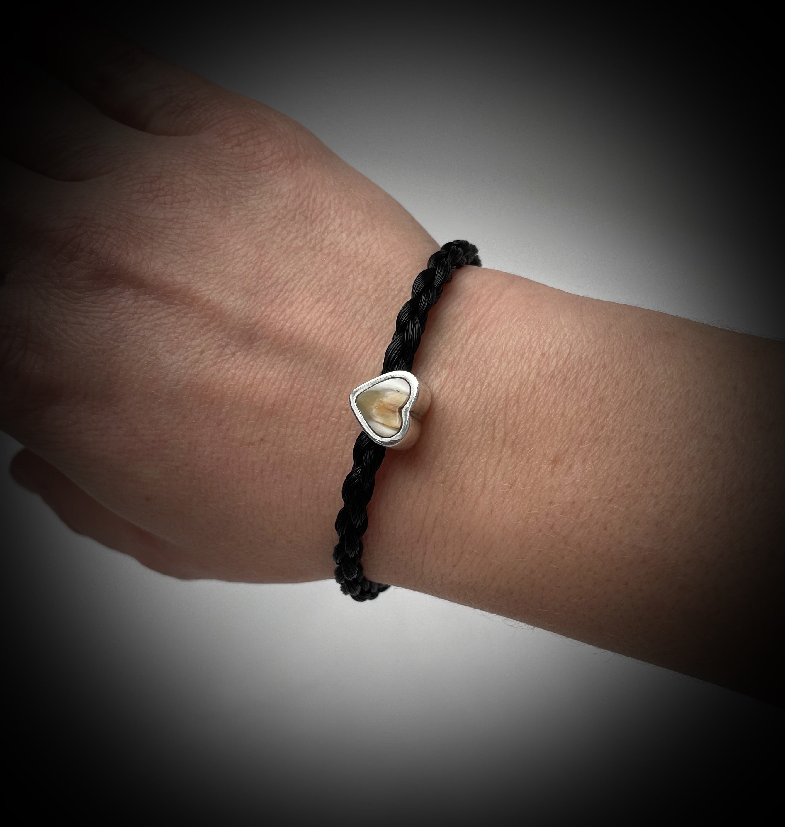 Armband aus Pferdehaar mit Pferdezahn